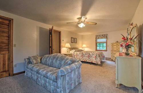 Waterfront New England House on Wickaboag Lake! - Foto 15