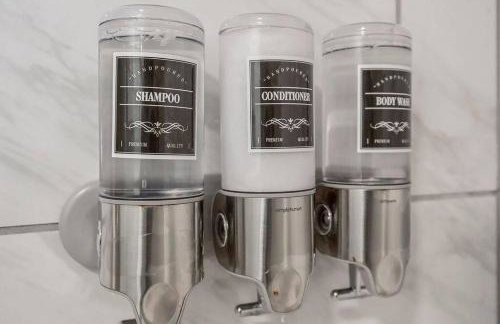 Modern Comfort in Historic Charm: 4BR KC Retreat - Foto 2