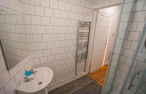 Private and Spacious 2 Bedroom House - Free Parking! - Foto 17