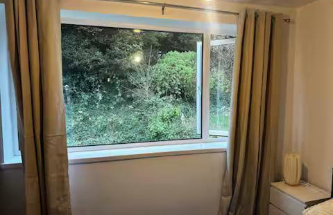 Luxurious Three-Bedroom Family Home with Free Parking - Foto 19