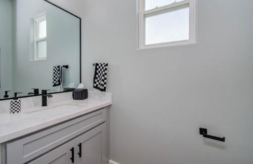 3bd-Rooftop Movie Theater-BBQ-Retro Music Theme-Downtown 8mins - Photo 8