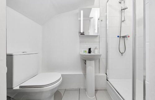 4 Bedroom House by Homestyles Hosts - Short Lets and Serviced Accommodation Islington - Private En-Suite - Foto 14