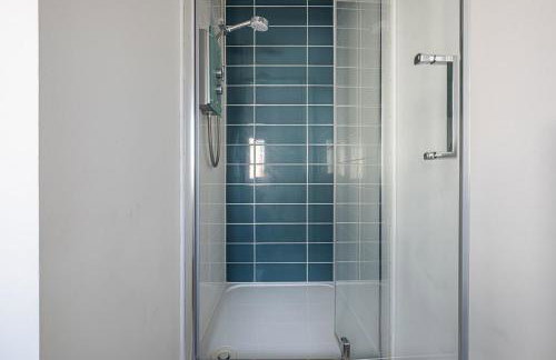 Our latest stunning property by Our Home Short Stays free parking super fast WiFi large back garden and crisp hotel white linen - Foto 12