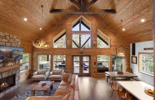 One of a Kind Cabin, Covered Deck, Spa, and Games - Foto 1