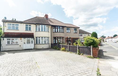 Spacious 4 Bed House Free Parking Near Station - Pass the Keys - Foto 35