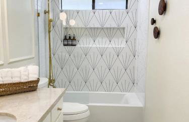 Luxe 4BR with Heated Pool and Hot Tub - Walk to Lake - Foto 18
