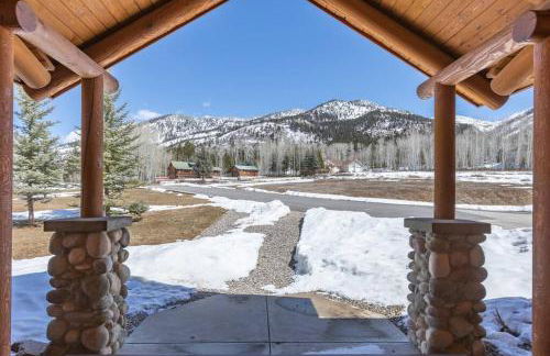 MAJESTIC VIEWS FAMILY LODGE with Large Deck - Photo 8