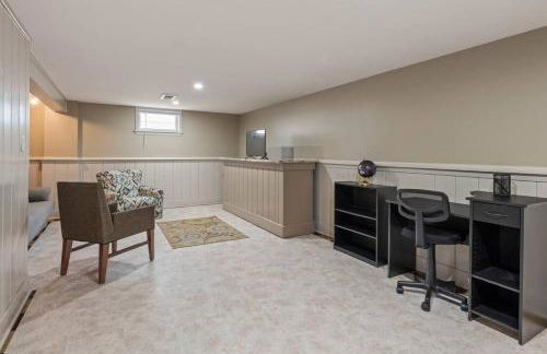 Benson. Cozy pet friendly living. No pet fees. - Photo 17