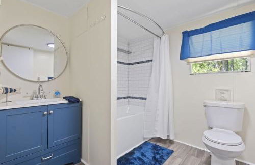 Spacious 2BR Retreat-10 minutes to the Beach! Pet Friendly! - Foto 32