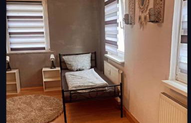 Super Monteurwohnung mit Balkon und Parkplatz, bei Bayreuth ruhig, 4 Betten Wifi, Küche - Foto 8