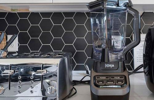 Black House - Downtown Elegance with HotTub and King Beds - Foto 52