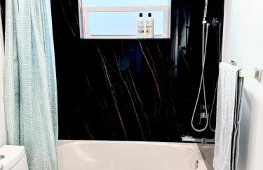 Luxurious 3 bedrooms 2 bath Ultimate Beach Life! 5 min walk to beach! - Foto 32