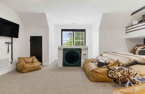 Spacious 6 Bedroom Home with a Heated Salt Water Pool, Theater & Game Room - Foto 36