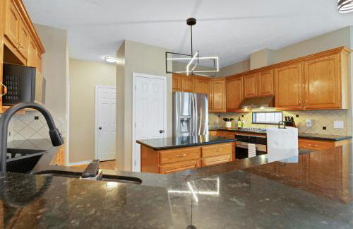 Luxury Home with Gourmet Kitchen - 3 Miles to A&M, Sleeps 14 - Foto 16