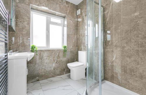 Spacious Detached House with 7 Beds Includes Ping Pong and Pool Table Sleeps 14 Free Parking - Foto 11