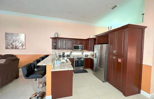 Luxurious 4-Bedroom House with Pool - Foto 39