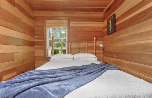 Cozy Riverfront Cabin Just Steps to the Russian River with Beach Access & Wood Stove - Foto 20