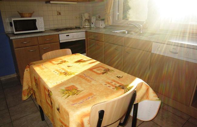 Combine City & Countryside in Well Kept House With Many Games, Next to a Farm - Foto 10