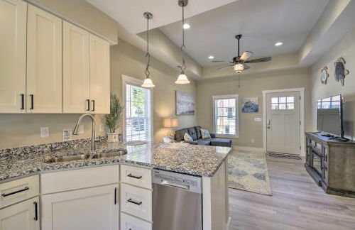 Ocean Isle Beach Home with Shared Lanai and Grill - Foto 8