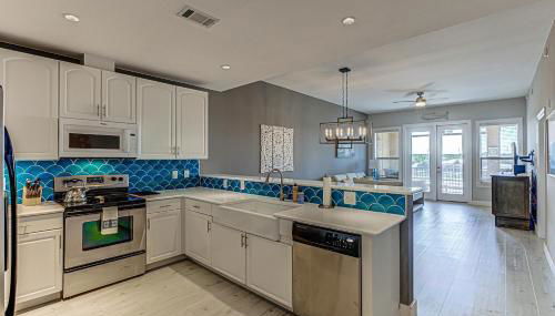 Chic 3BDR for 6 with Pool & Hot Tub Overlooks Marina - Foto 5