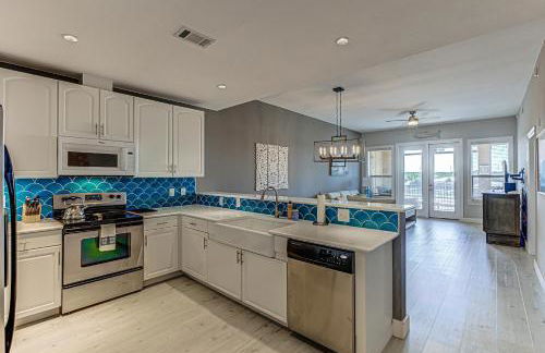 Chic 3BDR for 6 with Pool & Hot Tub Overlooks Marina - Foto 5