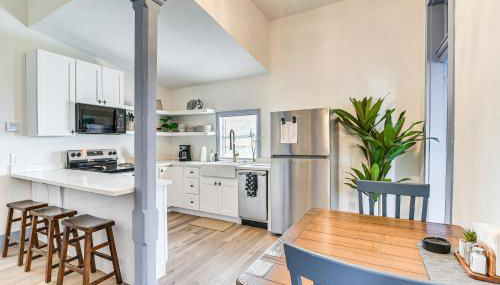 Walk to The Strand Historic Family Base with Yard! - Foto 3