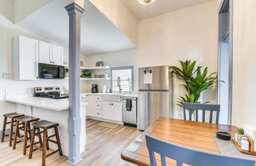 Walk to The Strand Historic Family Base with Yard! - Foto 3