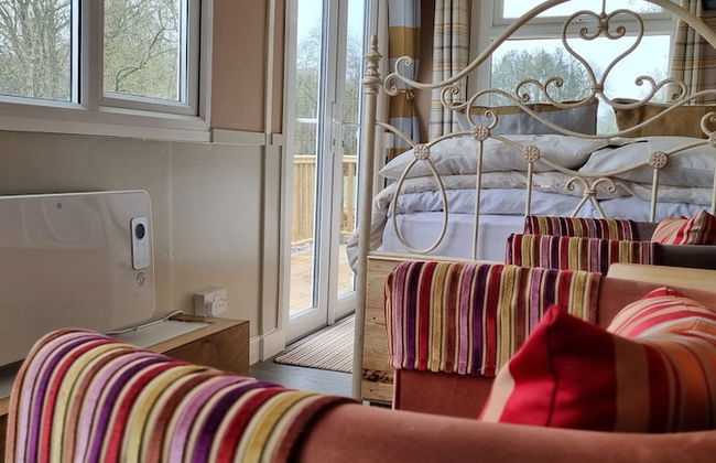 Shropshire - Riverside - Cabin - Sleeps 2 - Hottub - Foto 2