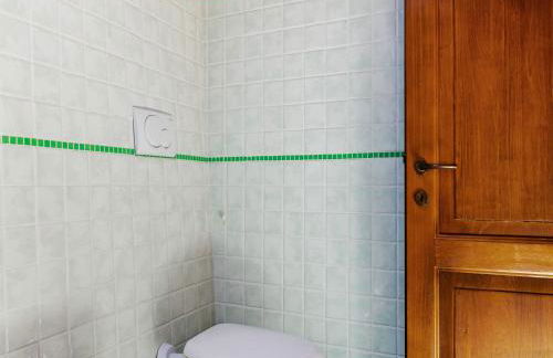 Tranquil Village Stay with Fireplace - Photo 34