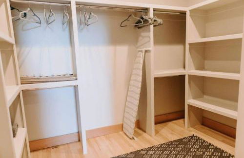 Stylish Main St Loft with Balconies and Garage - Foto 25