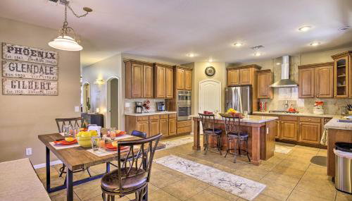 Family Gem in Phoenix with Saltwater Pool and Theater - Foto 3