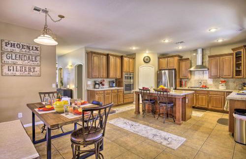 Family Gem in Phoenix with Saltwater Pool and Theater - Foto 3