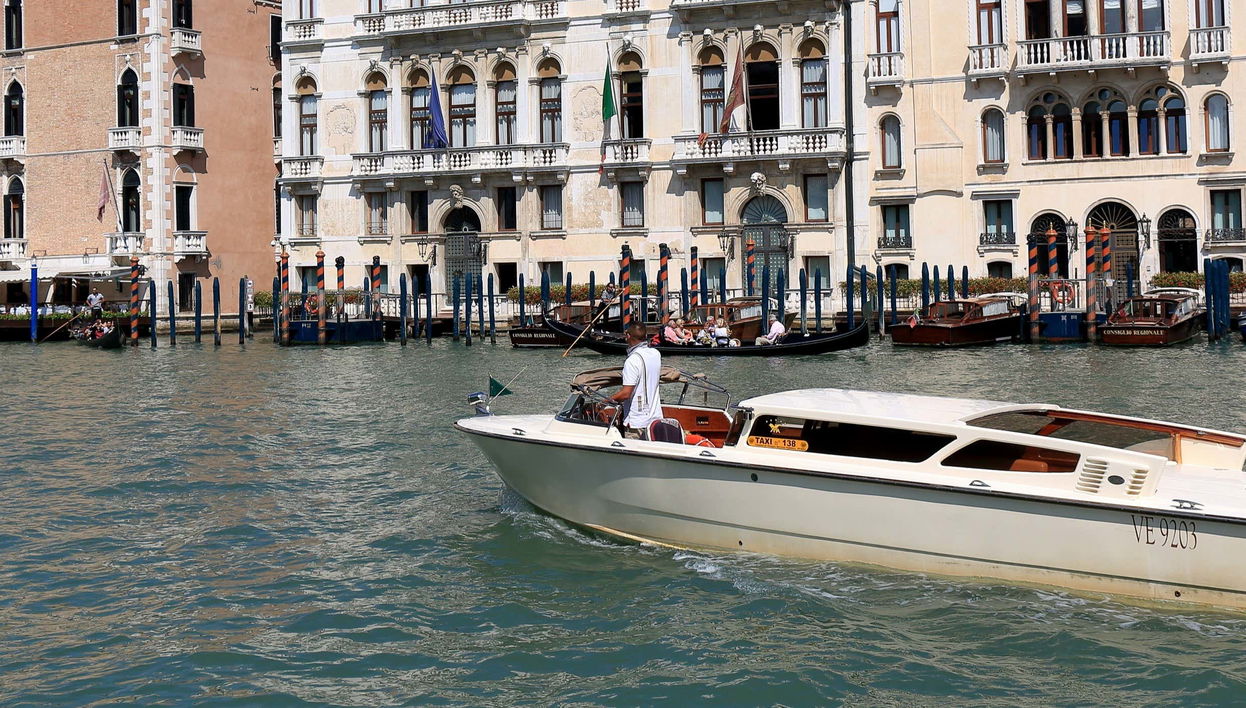 Transporte privado en watertaxi entre el aeropuerto y Venecia