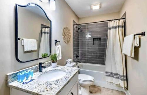 Luxury four-story Home, Rooftop Deck with views, PingPong! Sleeps 12! - Photo 23