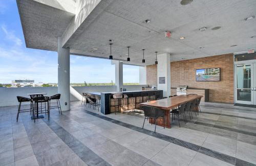 Luxury 2 Bedroom Corner Condo Walk to Design District, Infinity pool with Bay and City views, Gym, Free Parking Spot - Foto 42