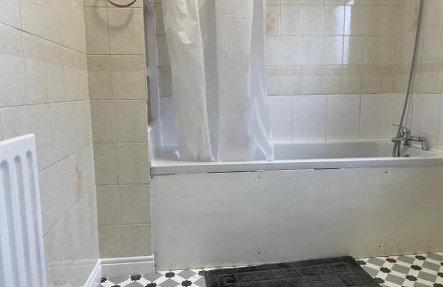 Lovely Spacious House Family & Contractor Friendly 3 Bedroom Near Leeds Centre Sleeps 8 - Foto 34