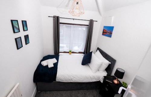 Stylish 4BR House, Sleeps 7, High-Speed Wi-Fi, Long Stay Friendly - Foto 38