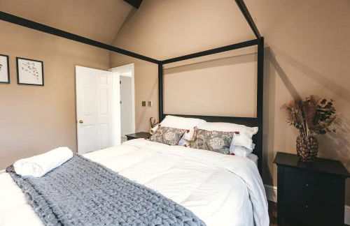 Large 7 Bedroom House for Families and Work Crews Hot Tub Parking Wi-Fi sleeps 17 - Foto 24