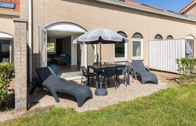 Restyled Bungalow With 2 Bathrooms, Near the Beach - Photo 5