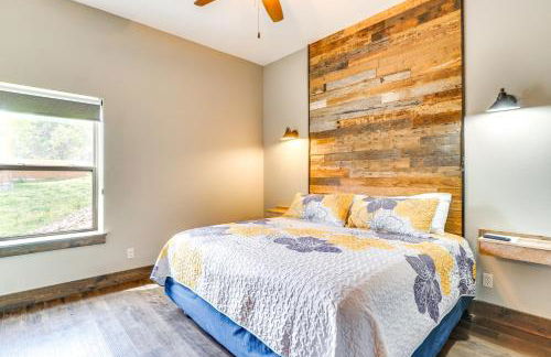 Lavish Retreat with Decks, Steps to Table Rock Lake! - Foto 22