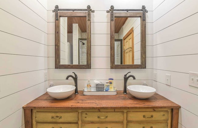 Deer Haven by Avantstay Cabin w/ Pond, Waterfall - Photo 14