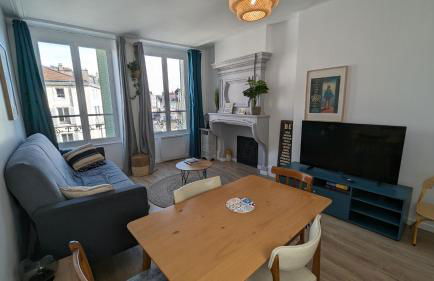 Logement MAZEL - Hypercentre - Parking et Gare proche - WIFI - Spacieux et Moderne - Tout confort - Géré par PrestaZen'Services - Foto 2