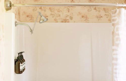 ~ The Cozy Farmhouse ~ | Sleeps 10+ | Farm Views - Foto 80