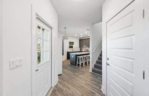 Modern Pine-Scented Retreat – 30 Mins to Beach! home - Foto 21