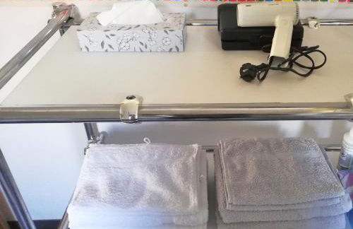 Modern eingerichtetes Zimmer - Foto 7