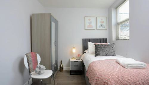Aisiki Apartments at Stanhope Road, North Finchley, Airconditioned Multiple 2 or 3-Bedroom, Pet Friendly Duplex Flats, King or Twin Beds with Free Wi-Fi - Foto 4, wardrobe
