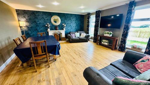 Alton Villa, Sleeps 12, Great for Families, Undercover Hotub & Games Room - Foto 2