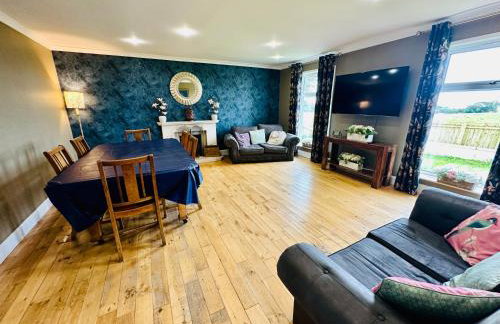 Alton Villa, Sleeps 12, Great for Families, Undercover Hotub & Games Room - Foto 2