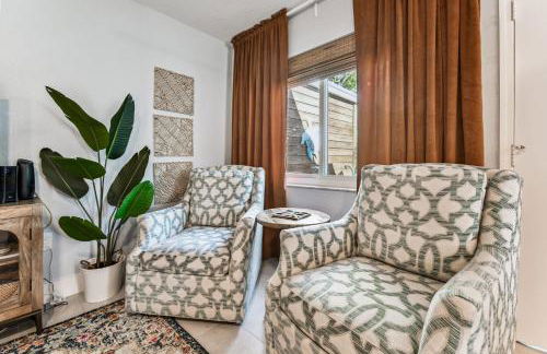 Luxury Home with Hot Tub & Outdoor Oasis blocks from the Beach - Foto 23