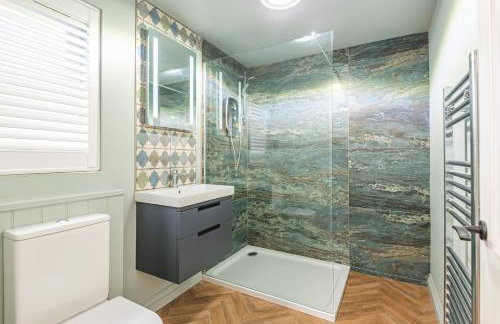 Central Whitchurch - Lowcross House Guest Bedroom 5 - Photo 9